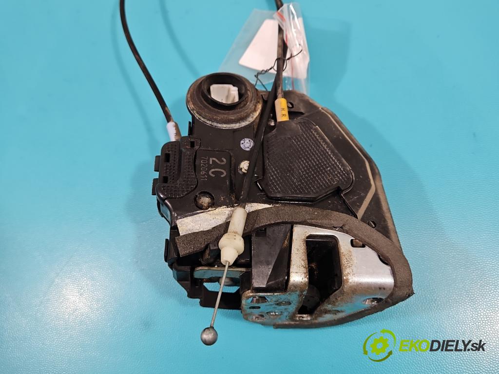 Toyota Auris I 2006-2013 1.4 D4D 90 hp manual 66 kW 1364 cm3 5- zámek zadní pravý 7020611