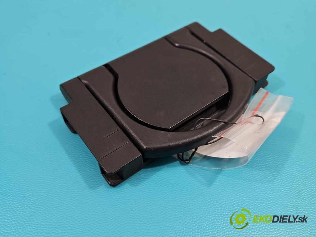 Toyota Auris I 2006-2013 1.4 D4D 90 HP manual 66 kW 1364 cm3 5- Rukojeť: na nápoje:  (Úchyty, držiaky na nápoje)