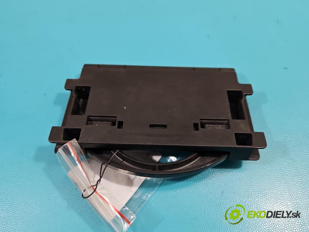 Toyota Auris I 2006-2013 1.4 D4D 90 HP manual 66 kW 1364 cm3 5- Rukojeť: na nápoje:  (Úchyty, držiaky na nápoje)