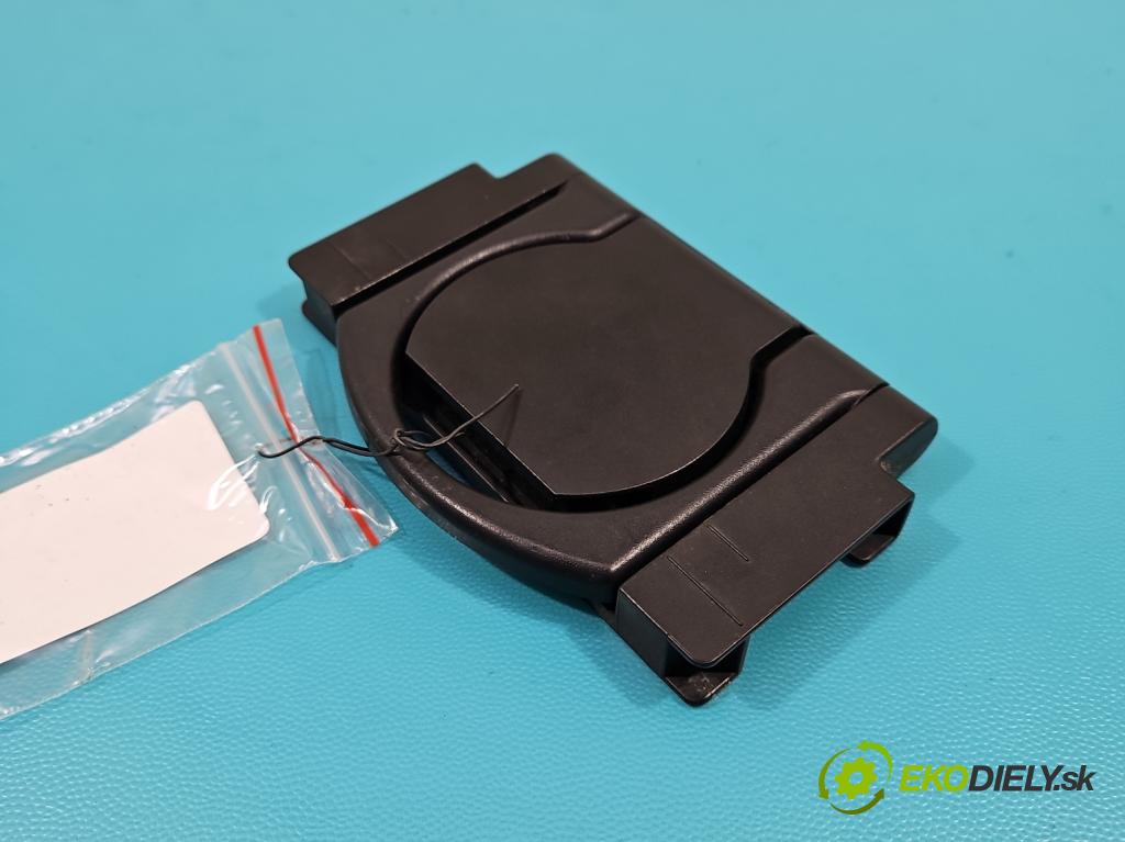 Toyota Auris I 2006-2013 1.4 D4D 90 HP manual 66 kW 1364 cm3 5- Rukojeť: na nápoje:  (Úchyty, držiaky na nápoje)