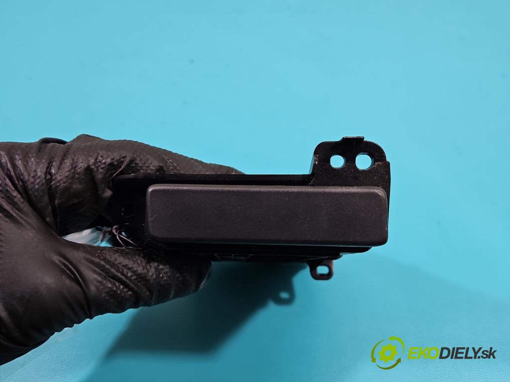 Toyota Auris I 2006-2013 1.4 D4D 90 HP manual 66 kW 1364 cm3 5- Rukojeť: na nápoje:  (Úchyty, držiaky na nápoje)