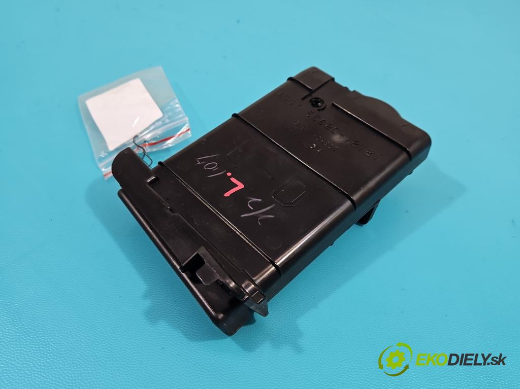 Toyota Auris I 2006-2013 1.4 D4D 90 HP manual 66 kW 1364 cm3 5- Rukojeť: na nápoje:  (Úchyty, držiaky na nápoje)