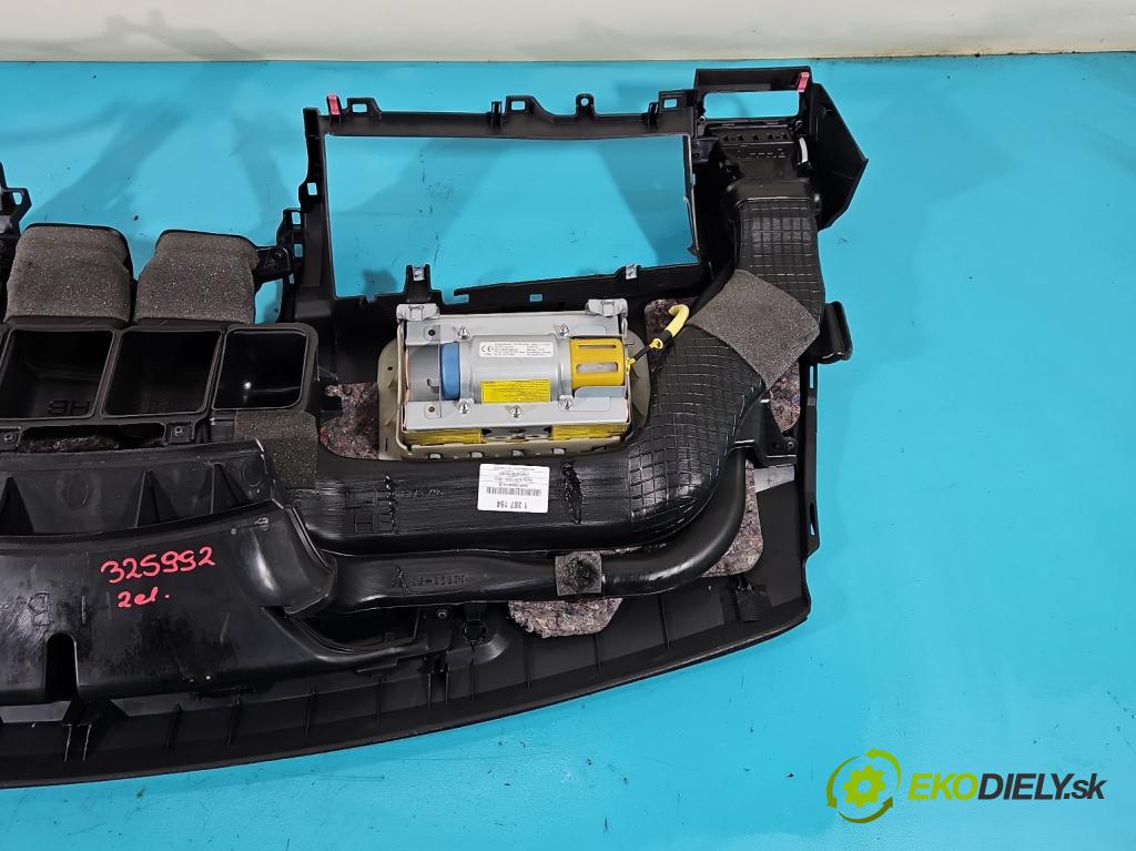 Toyota Auris I 2006-2013 1.4 D4D 90 HP manual 66 kW 1364 cm3 5- kokpit,pristrojová doska rozdeľovacia