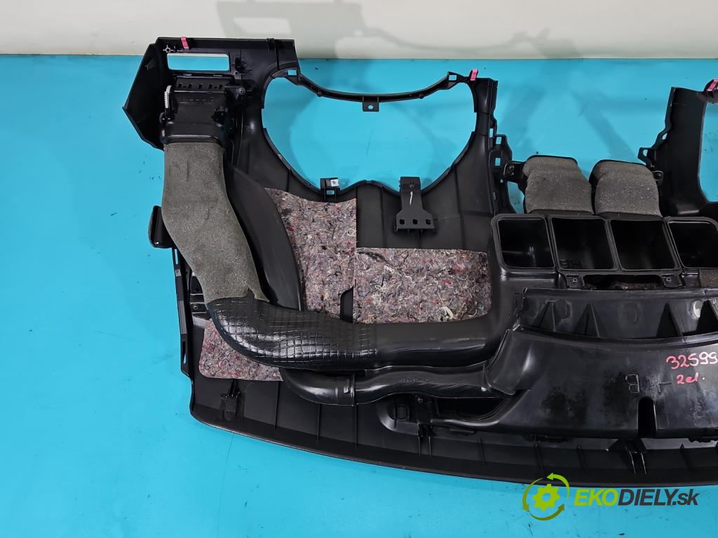 Toyota Auris I 2006-2013 1.4 D4D 90 HP manual 66 kW 1364 cm3 5- kokpit,pristrojová doska rozdeľovacia