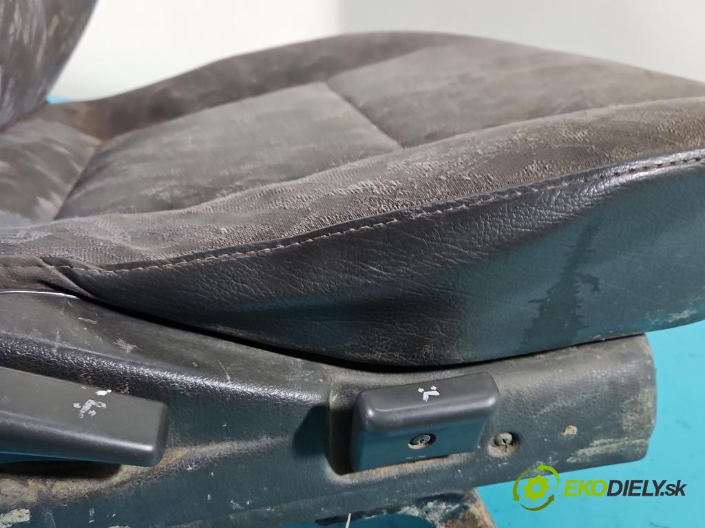 Mitsubishi L200 1996-2007 2.5d 75 HP manual 55 kW 2477 cm3 5- Sedačka pravý  (Sedačky, sedadlá)