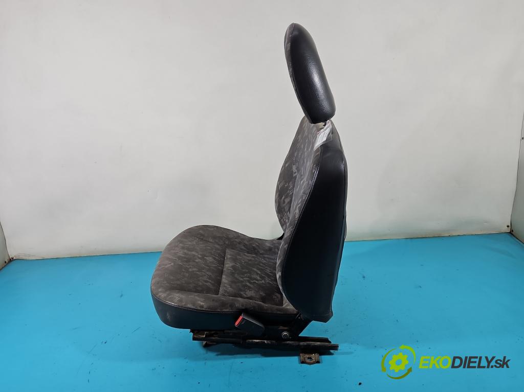 Mitsubishi L200 1996-2007 2.5d 75 HP manual 55 kW 2477 cm3 5- Sedačka pravý  (Sedačky, sedadlá)