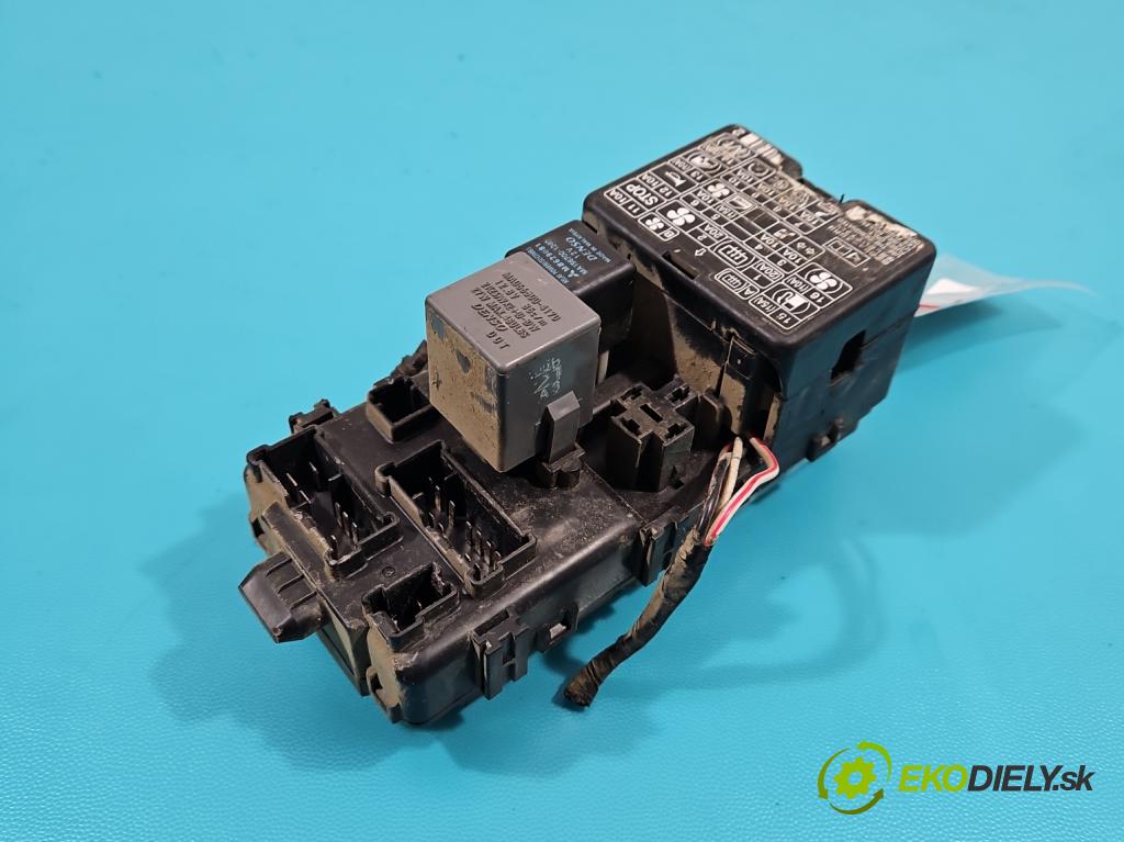 Mitsubishi L200 1996-2007 2.5d 75 HP manual 55 kW 2477 cm3 5- skrinka poistka MR409898 (Poistkové skrinky)