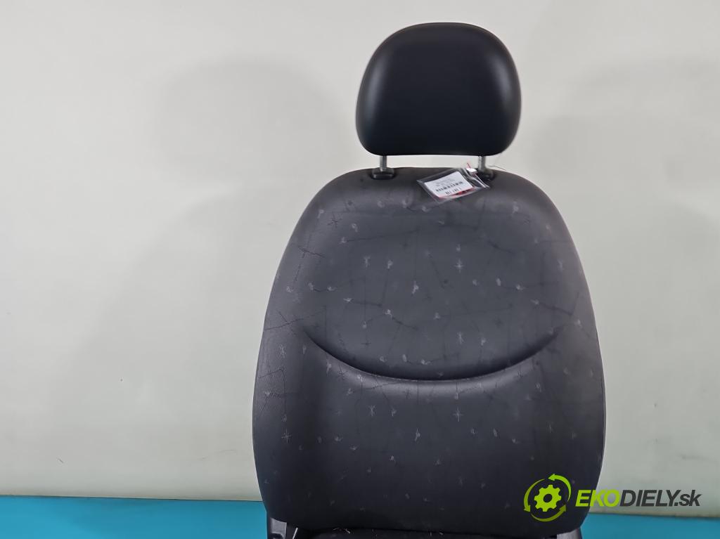 Toyota Yaris I 1999-2005 1.0 vvti 68 HP manual 50 kW 998 cm3 3- Sedačka ľavý  (Sedačky, sedadlá)