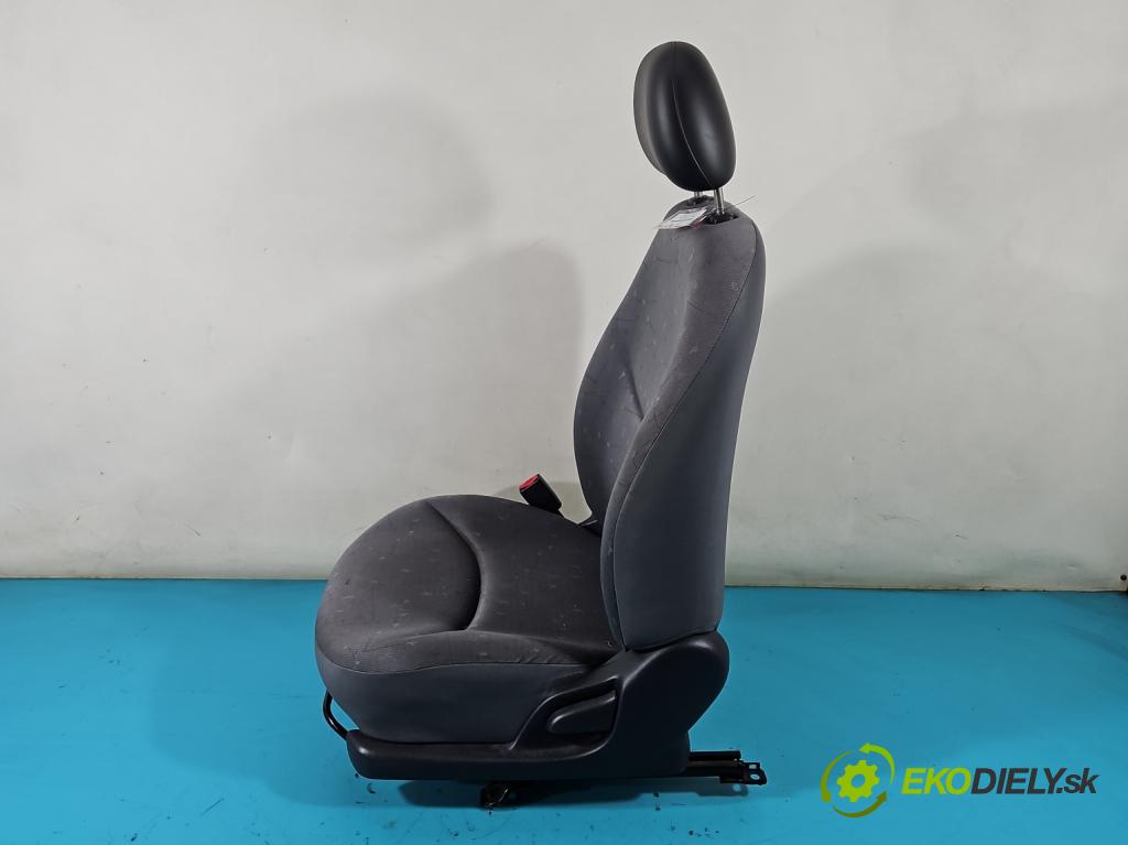 Toyota Yaris I 1999-2005 1.0 vvti 68 HP manual 50 kW 998 cm3 3- Sedačka ľavý  (Sedačky, sedadlá)