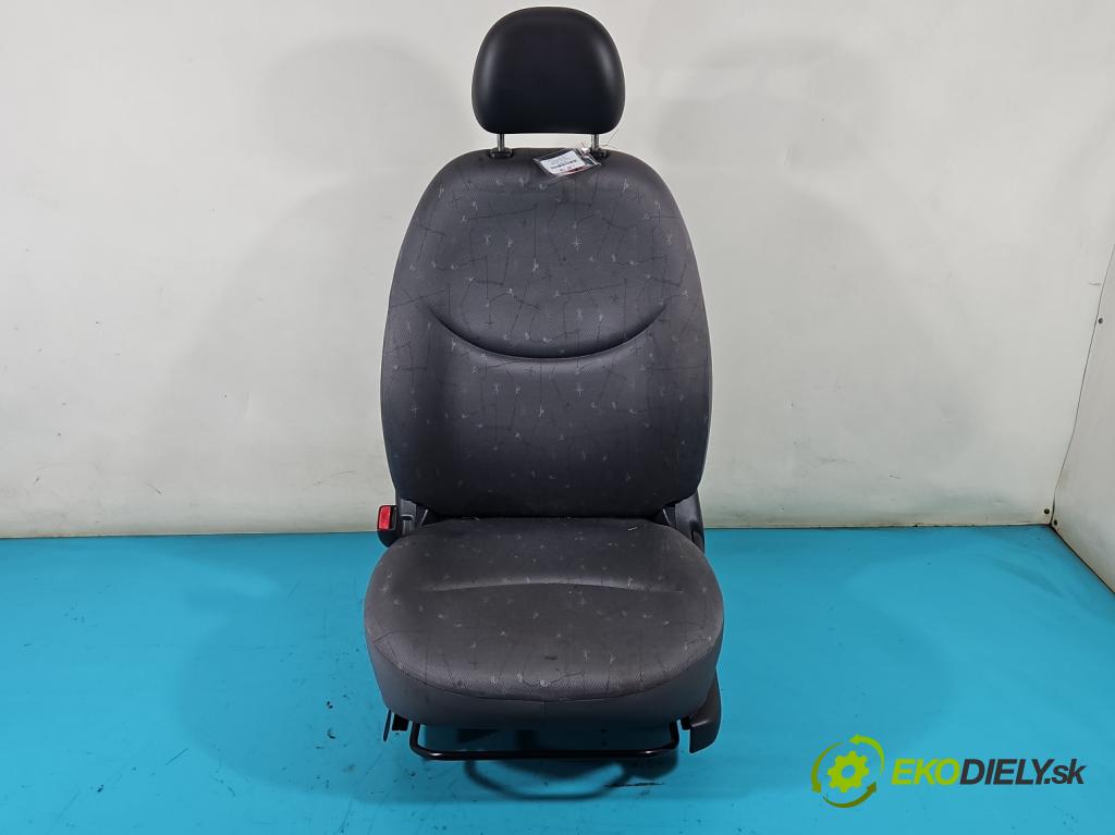 Toyota Yaris I 1999-2005 1.0 vvti 68 HP manual 50 kW 998 cm3 3- Sedačka ľavý  (Sedačky, sedadlá)