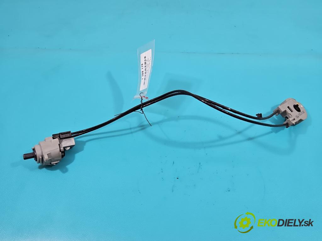 Ford Focus Mk1 1998-2004 1.8 tdci 116 HP manual 85 kW 1753 cm3 5- panel kúrenia 98AB-11503-AH
