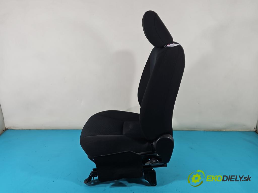 Toyota Verso 2009-2018 2.0 D4D 126 HP manual 93 kW 1998 cm3 5- Sedačka pravý  (Sedačky, sedadlá)