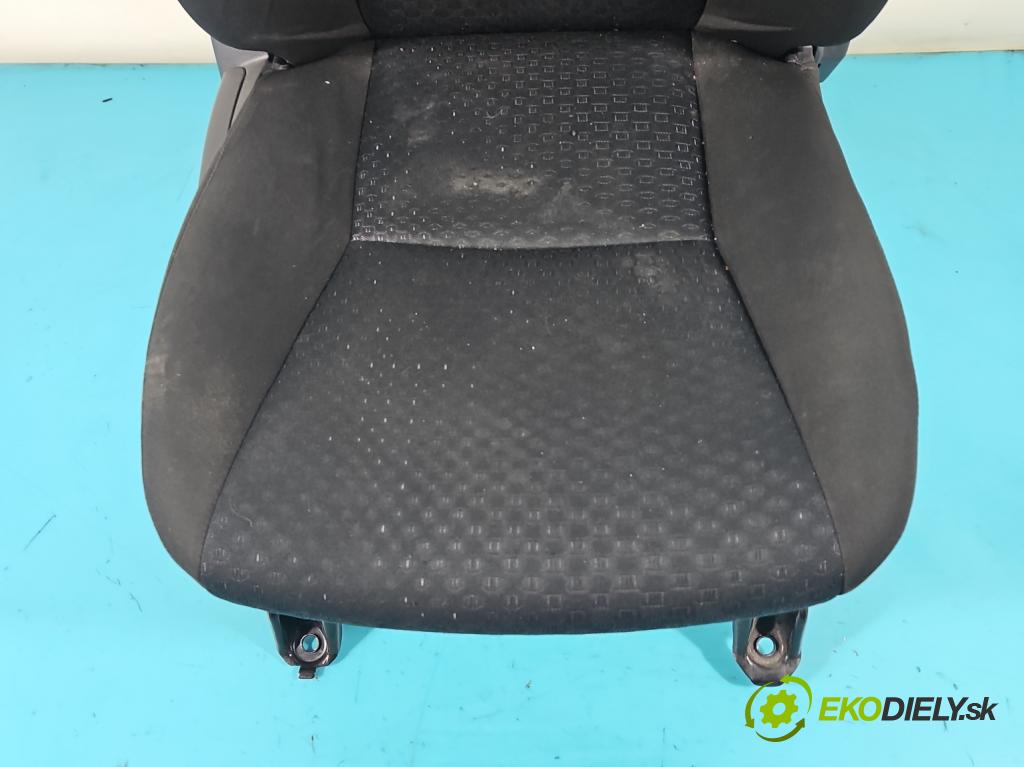 Toyota Verso 2009-2018 2.0 D4D 126 HP manual 93 kW 1998 cm3 5- Sedačka pravý  (Sedačky, sedadlá)