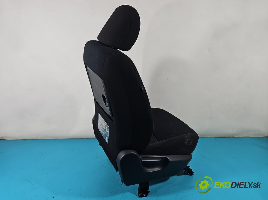 Toyota Verso 2009-2018 2.0 D4D 126 HP manual 93 kW 1998 cm3 5- Sedačka pravý  (Sedačky, sedadlá)