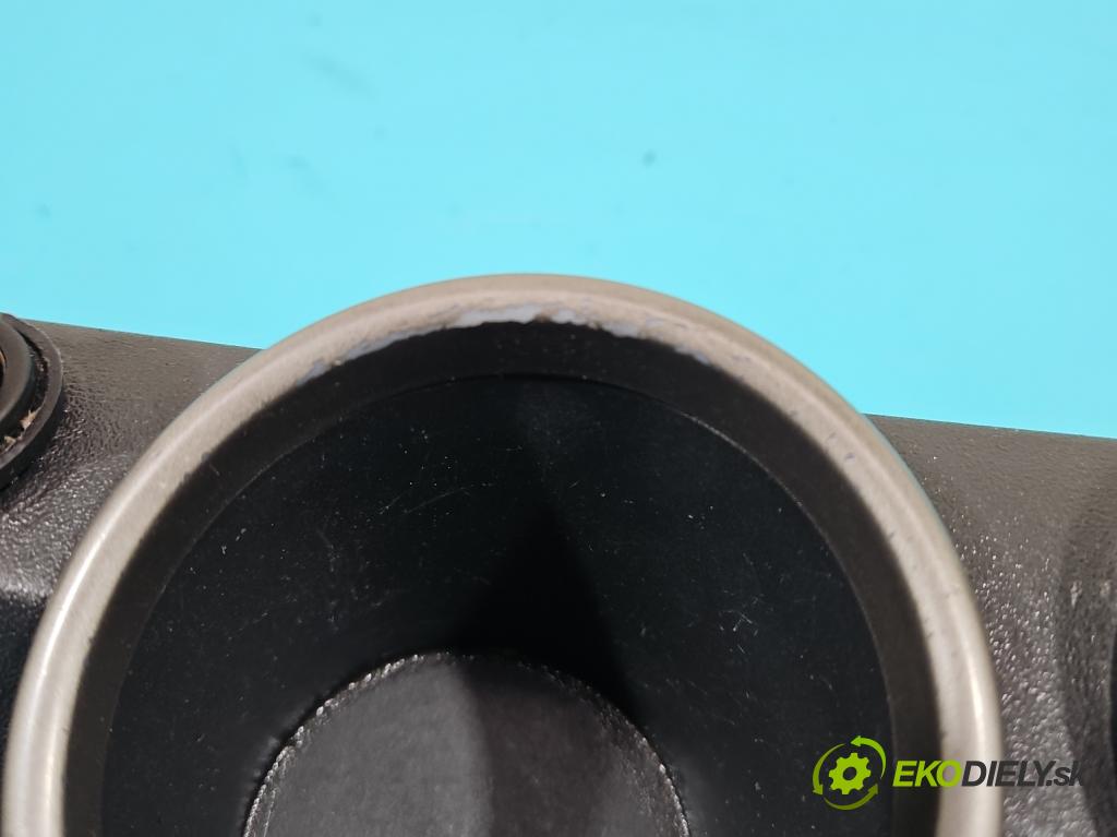 Toyota Verso 2009-2018 2.0 D4D 126 HP manual 93 kW 1998 cm3 5- Rukojeť: na nápoje:  (Úchyty, držiaky na nápoje)