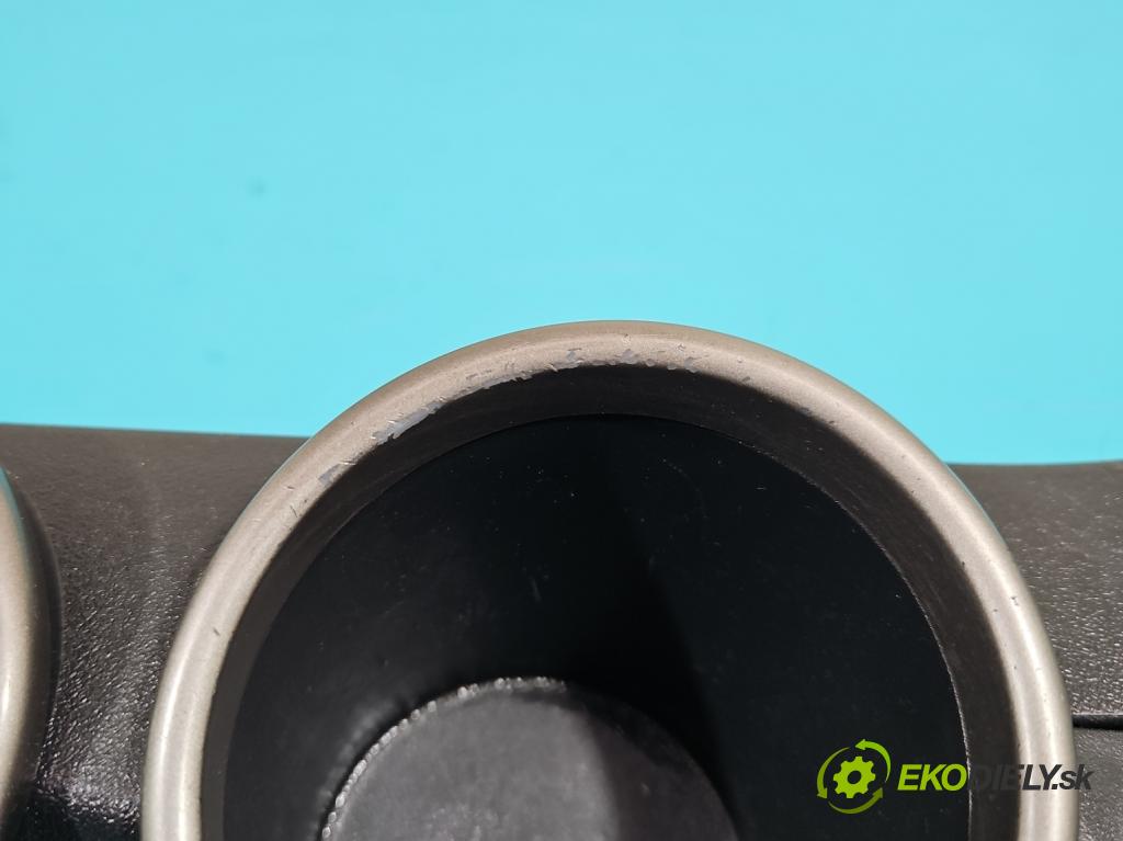 Toyota Verso 2009-2018 2.0 D4D 126 HP manual 93 kW 1998 cm3 5- Rukojeť: na nápoje:  (Úchyty, držiaky na nápoje)