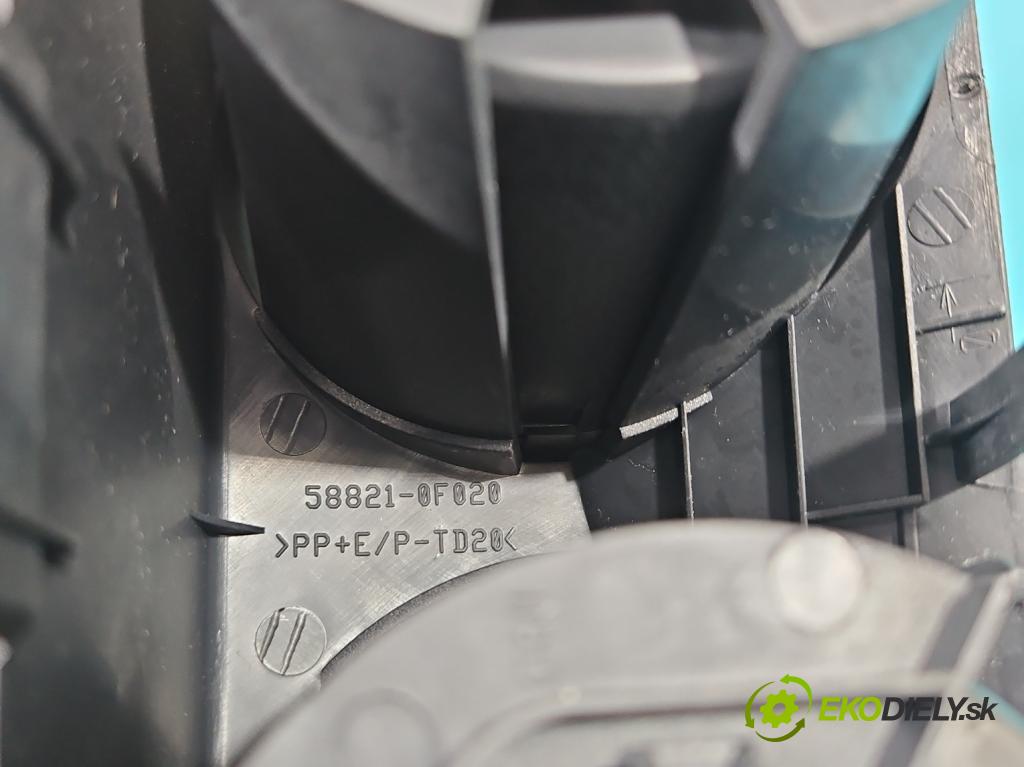 Toyota Verso 2009-2018 2.0 D4D 126 HP manual 93 kW 1998 cm3 5- Rukojeť: na nápoje:  (Úchyty, držiaky na nápoje)