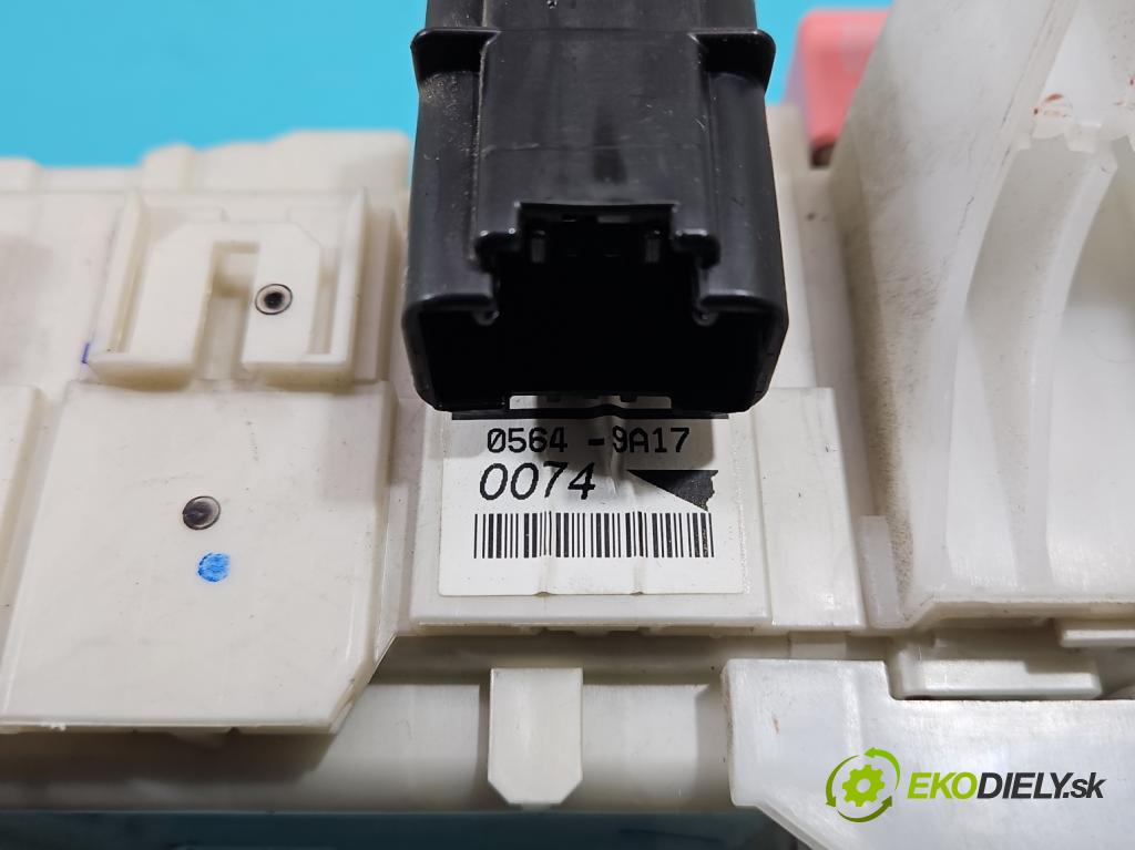 Toyota Verso 2009-2018 2.0 D4D 126 hp manual 93 kW 1998 cm3 5- skříňka pojistková 82730-0F051-C (Pojistkové skříňky)