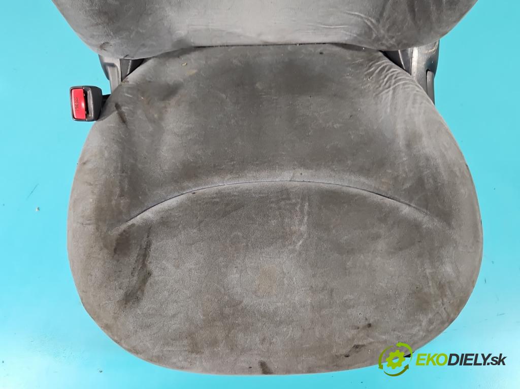 Toyota Yaris I 1999-2005 1.0 vvti 68 HP manual 50 kW 998 cm3 3- Sedačka ľavý  (Sedačky, sedadlá)