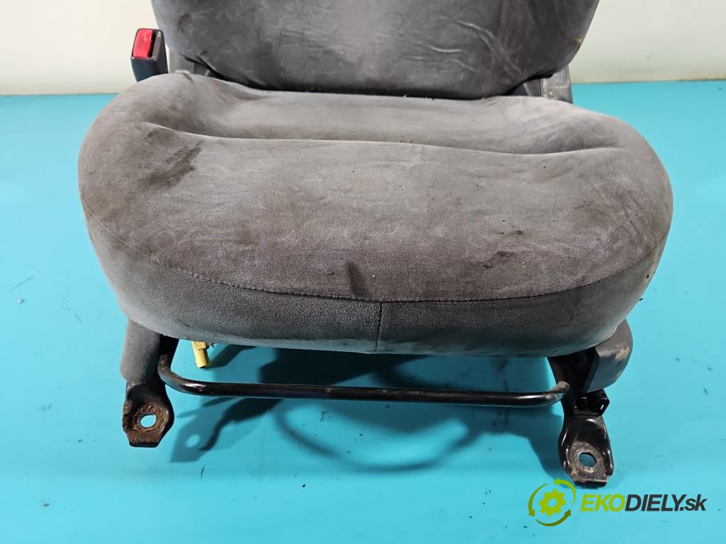Toyota Yaris I 1999-2005 1.0 vvti 68 HP manual 50 kW 998 cm3 3- Sedačka ľavý  (Sedačky, sedadlá)