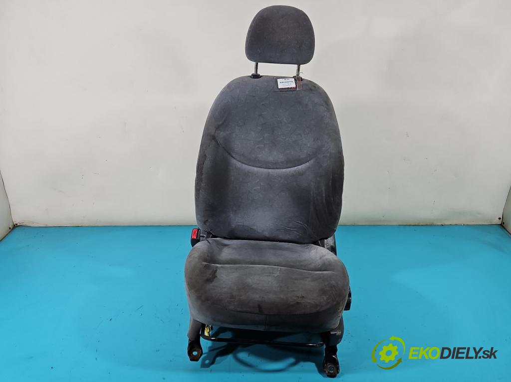 Toyota Yaris I 1999-2005 1.0 vvti 68 HP manual 50 kW 998 cm3 3- Sedačka ľavý  (Sedačky, sedadlá)