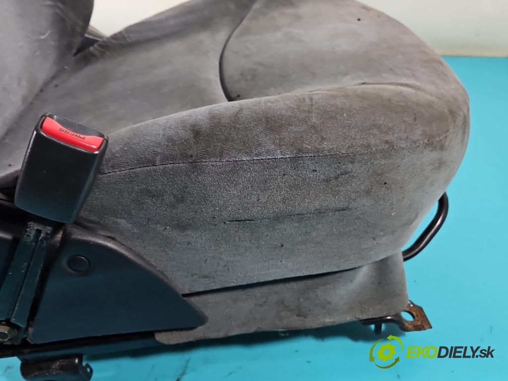 Toyota Yaris I 1999-2005 1.0 vvti 68 HP manual 50 kW 998 cm3 3- Sedačka ľavý  (Sedačky, sedadlá)