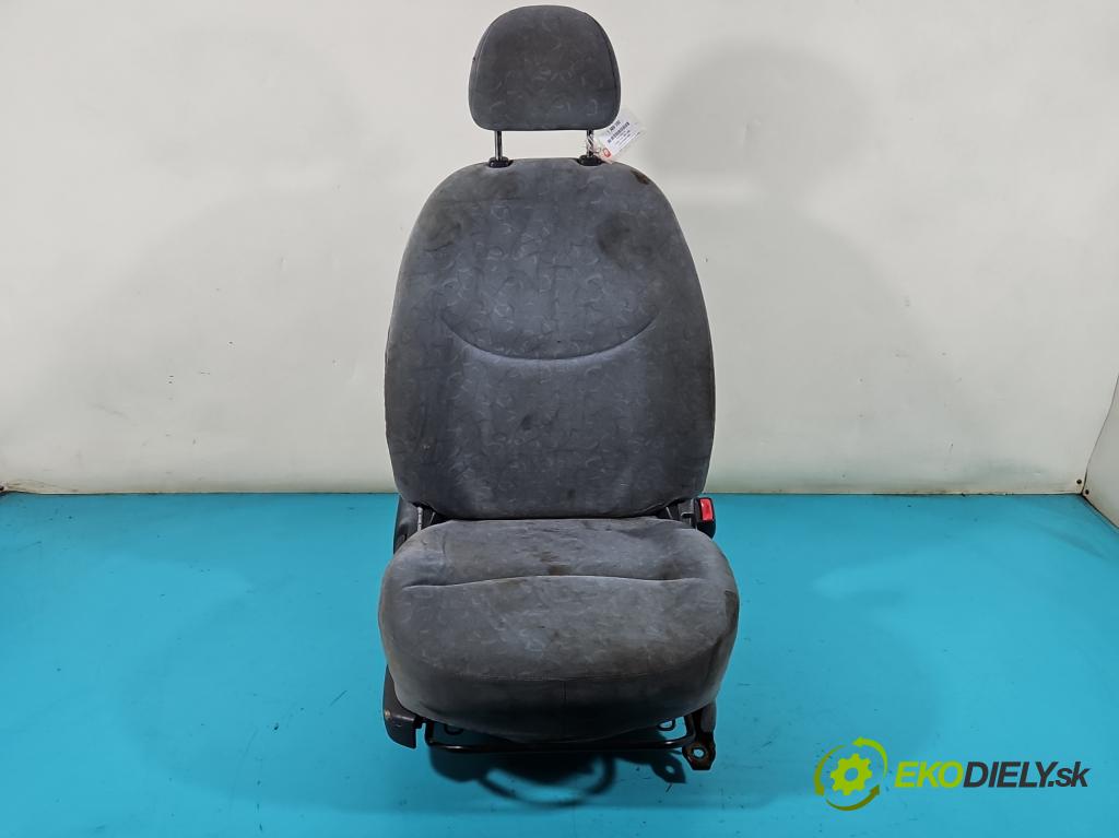 Toyota Yaris I 1999-2005 1.0 vvti 68 HP manual 50 kW 998 cm3 3- Sedačka pravý  (Sedačky, sedadlá)