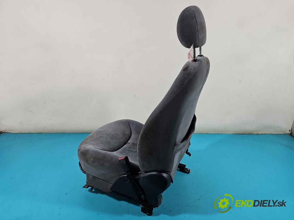 Toyota Yaris I 1999-2005 1.0 vvti 68 HP manual 50 kW 998 cm3 3- Sedačka pravý (Sedačky, sedadlá)