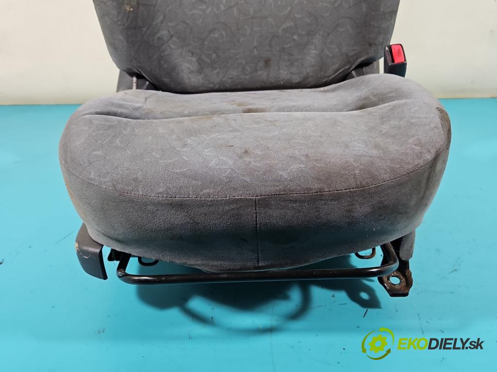 Toyota Yaris I 1999-2005 1.0 vvti 68 HP manual 50 kW 998 cm3 3- Sedačka pravý (Sedačky, sedadlá)