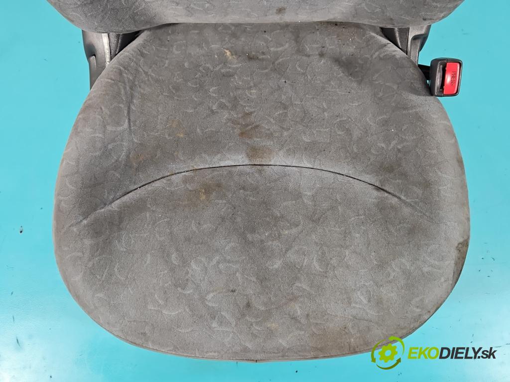 Toyota Yaris I 1999-2005 1.0 vvti 68 HP manual 50 kW 998 cm3 3- Sedačka pravý (Sedačky, sedadlá)