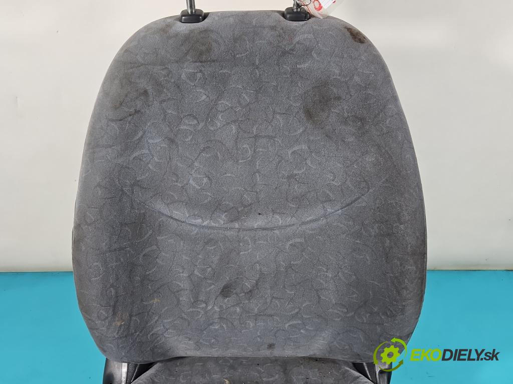 Toyota Yaris I 1999-2005 1.0 vvti 68 HP manual 50 kW 998 cm3 3- Sedačka pravý (Sedačky, sedadlá)