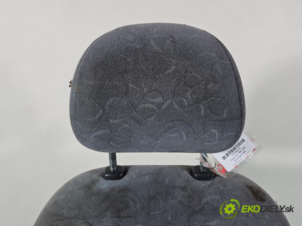 Toyota Yaris I 1999-2005 1.0 vvti 68 HP manual 50 kW 998 cm3 3- Sedačka pravý (Sedačky, sedadlá)