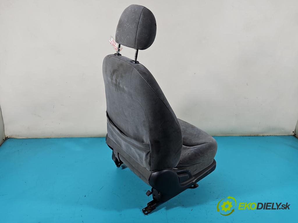 Toyota Yaris I 1999-2005 1.0 vvti 68 HP manual 50 kW 998 cm3 3- Sedačka pravý (Sedačky, sedadlá)