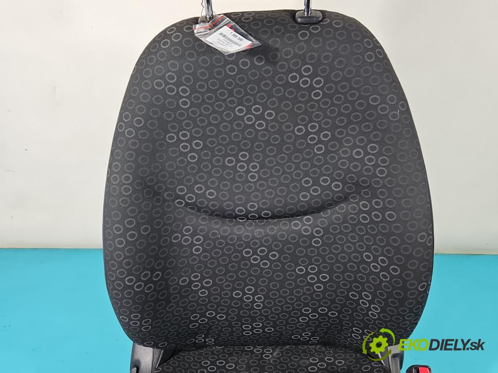 Toyota Yaris I 1999-2005 1.4 D4D 75 HP manual 55 kW 1364 cm3 5- Sedačka pravý  (Sedačky, sedadlá)