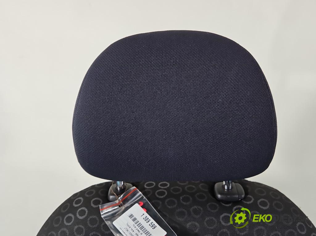 Toyota Yaris I 1999-2005 1.4 D4D 75 HP manual 55 kW 1364 cm3 5- Sedačka pravý  (Sedačky, sedadlá)