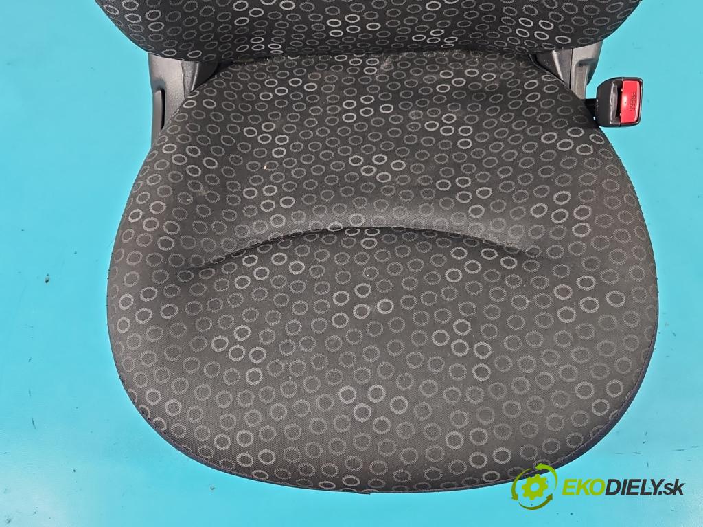 Toyota Yaris I 1999-2005 1.4 D4D 75 HP manual 55 kW 1364 cm3 5- Sedačka pravý  (Sedačky, sedadlá)