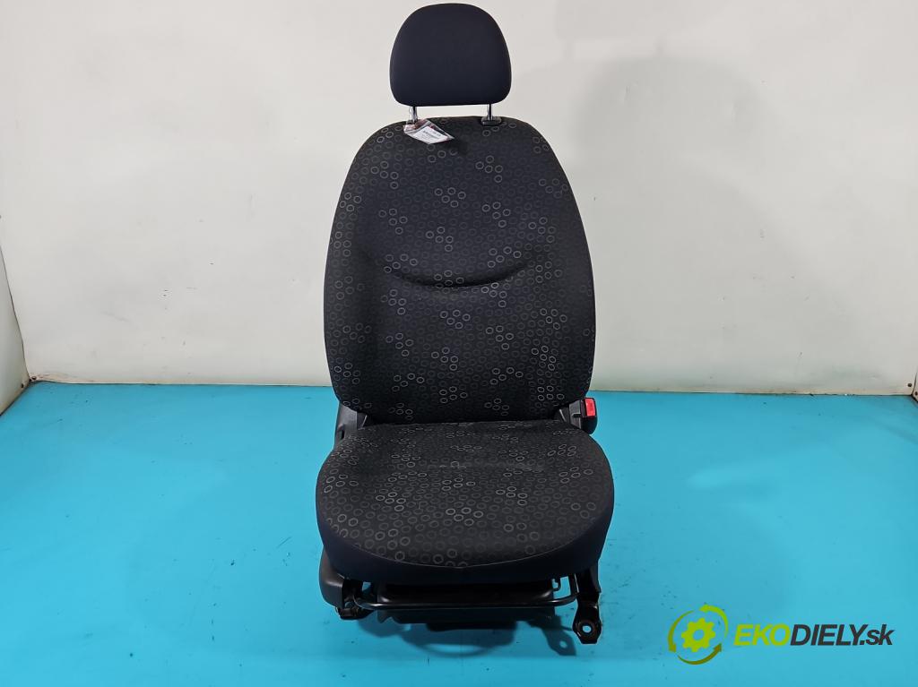 Toyota Yaris I 1999-2005 1.4 D4D 75 HP manual 55 kW 1364 cm3 5- Sedačka pravý  (Sedačky, sedadlá)