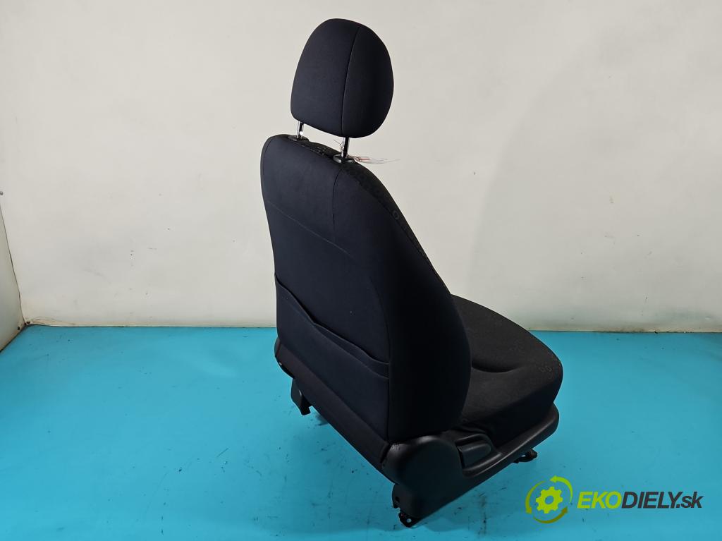 Toyota Yaris I 1999-2005 1.4 D4D 75 HP manual 55 kW 1364 cm3 5- Sedačka pravý  (Sedačky, sedadlá)
