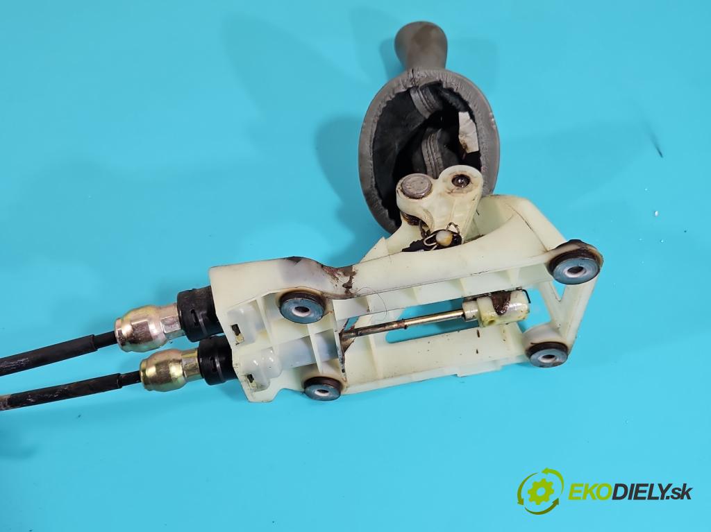 Toyota Yaris I 1999-2005 1.0 vvti 68 HP manual 50 kW 998 cm3 3- Páka: Změny: stupeň,rýchlosť  (Rýchlostné páky / kulisy)