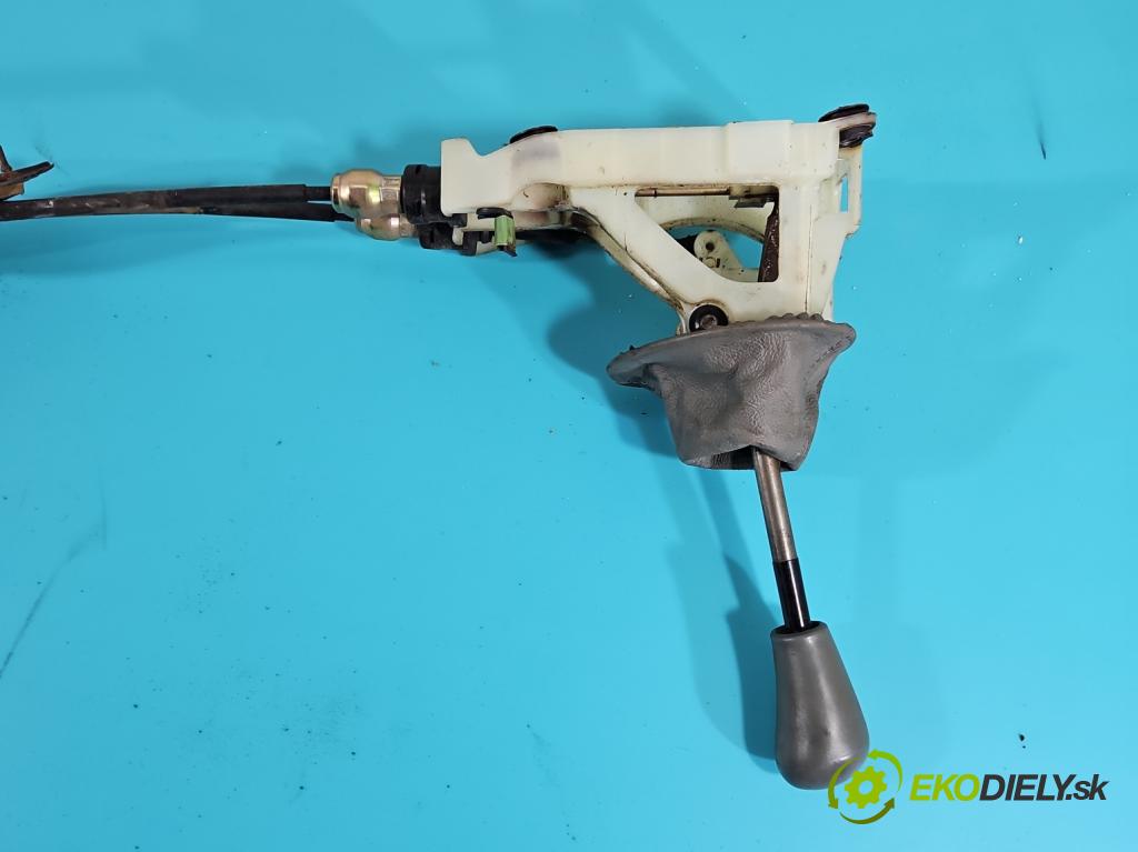 Toyota Yaris I 1999-2005 1.0 vvti 68 HP manual 50 kW 998 cm3 3- Páka: Změny: stupeň,rýchlosť  (Rýchlostné páky / kulisy)