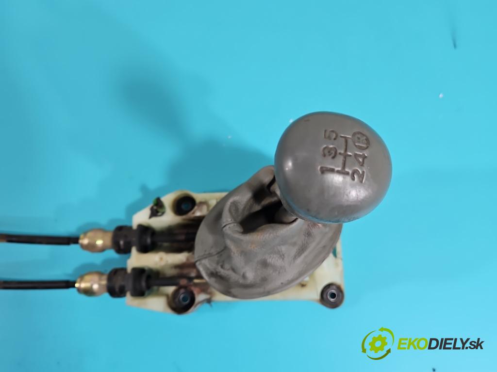 Toyota Yaris I 1999-2005 1.0 vvti 68 HP manual 50 kW 998 cm3 3- Páka: Změny: stupeň,rýchlosť  (Rýchlostné páky / kulisy)