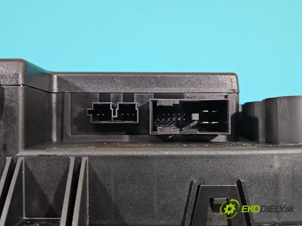 Mercedes S W221 2005-2013 5.5 V8 387KM automatic 285 kW 5462 cm3 4- skříňka pojistková A2215408745 (Pojistkové skříňky)