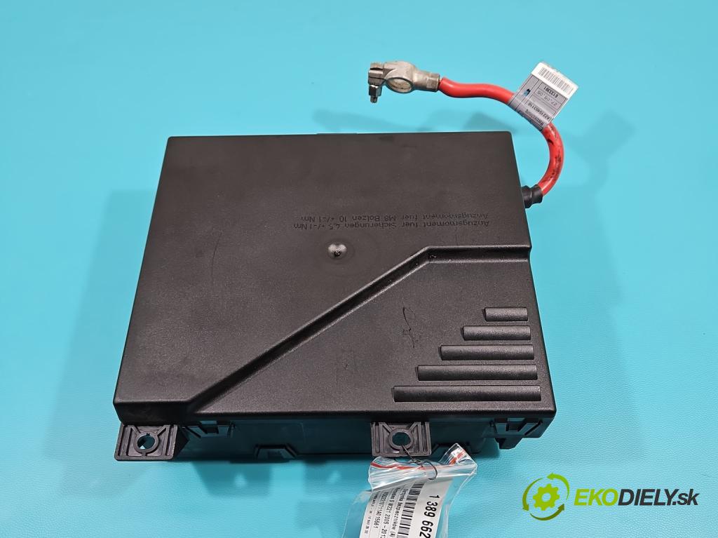 Mercedes S W221 2005-2013 5.5 V8 387KM automatic 285 kW 5462 cm3 4- skříňka pojistková A2215408745 (Pojistkové skříňky)