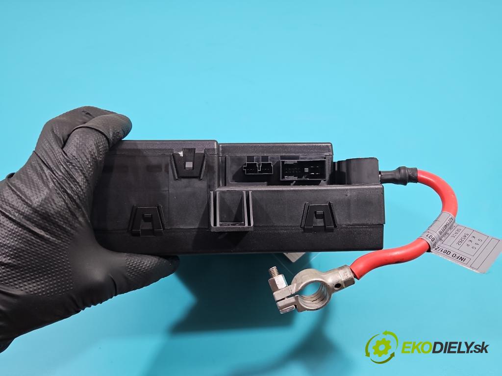 Mercedes S W221 2005-2013 5.5 V8 387KM automatic 285 kW 5462 cm3 4- skříňka pojistková A2215408745 (Pojistkové skříňky)