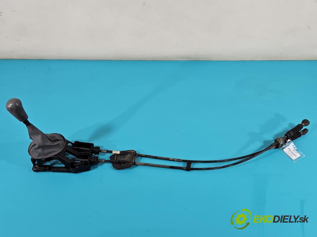 Toyota Yaris I 1999-2005 1.0 vvti 68 HP manual 50 kW 998 cm3 3- Páka: Změny: stupeň,rýchlosť  (Rýchlostné páky / kulisy)