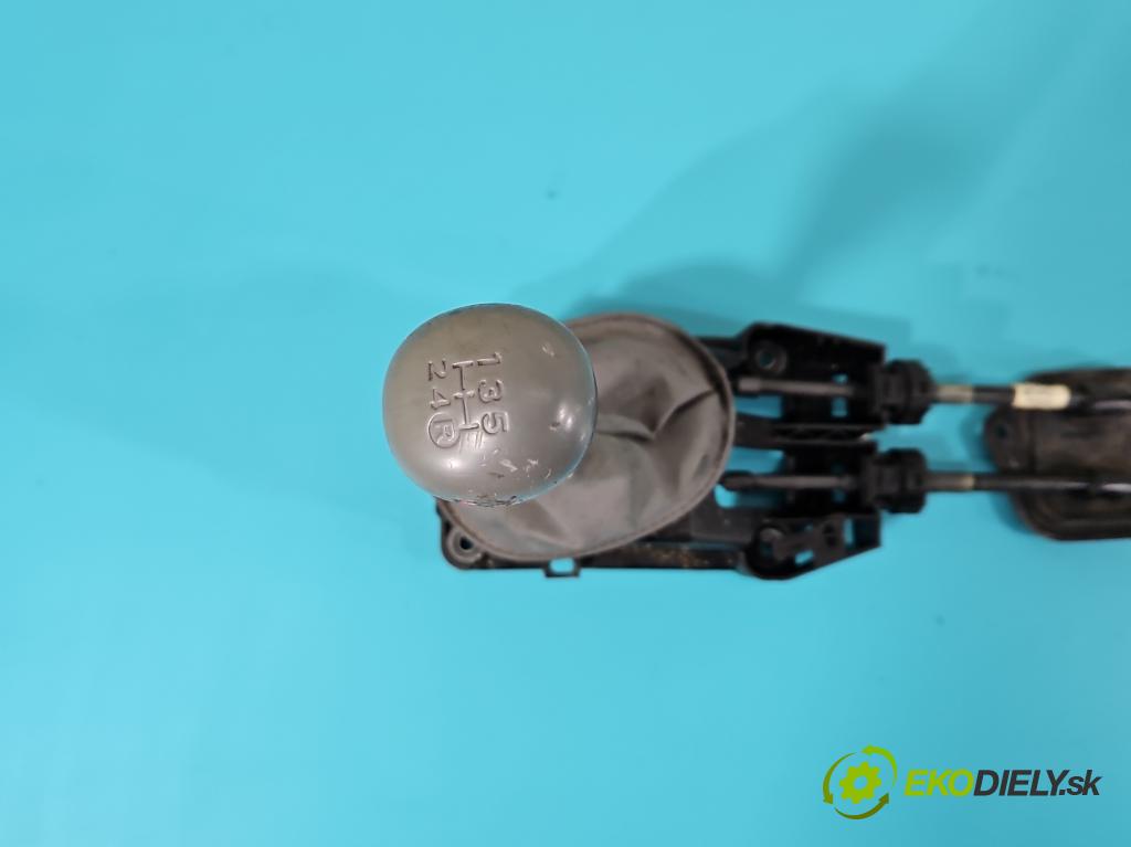 Toyota Yaris I 1999-2005 1.0 vvti 68 HP manual 50 kW 998 cm3 3- Páka: Změny: stupeň,rýchlosť  (Rýchlostné páky / kulisy)