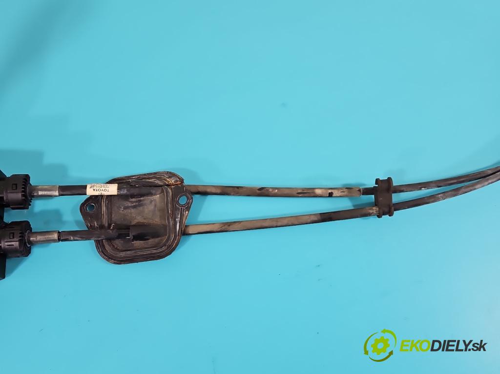 Toyota Yaris I 1999-2005 1.0 vvti 68 HP manual 50 kW 998 cm3 3- Páka: Změny: stupeň,rýchlosť  (Rýchlostné páky / kulisy)