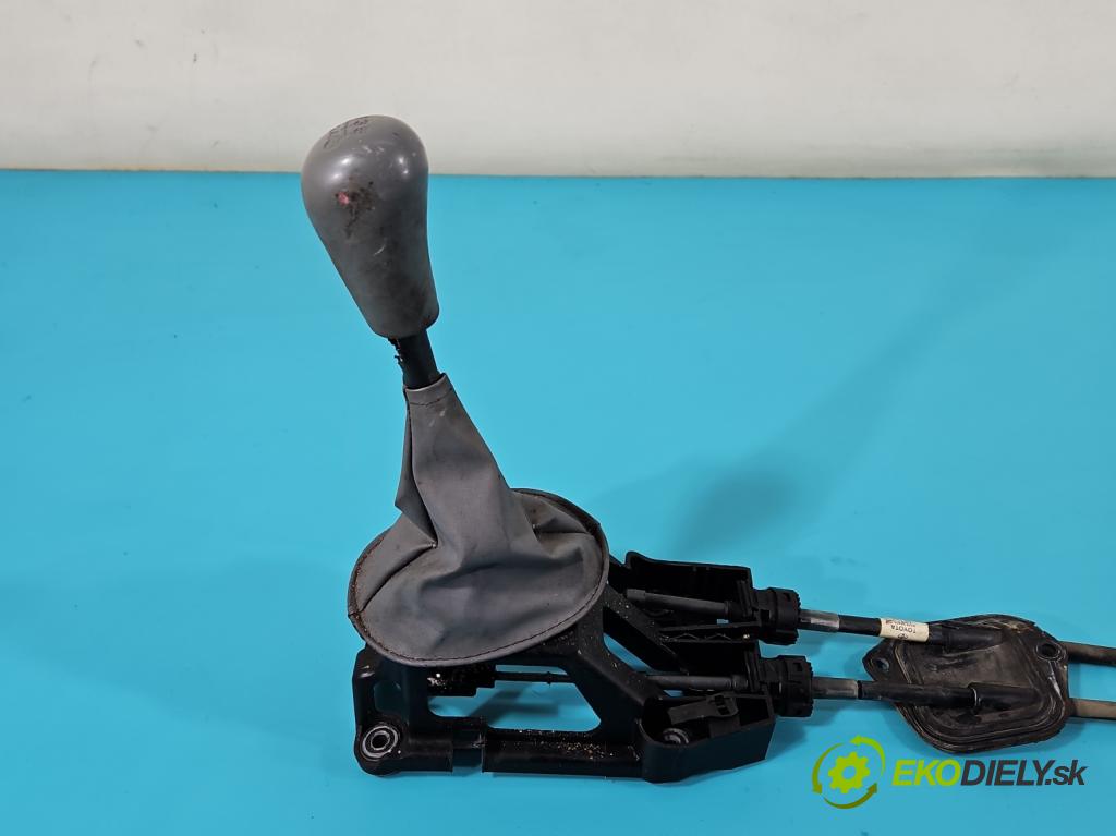 Toyota Yaris I 1999-2005 1.0 vvti 68 HP manual 50 kW 998 cm3 3- Páka: Změny: stupeň,rýchlosť  (Rýchlostné páky / kulisy)