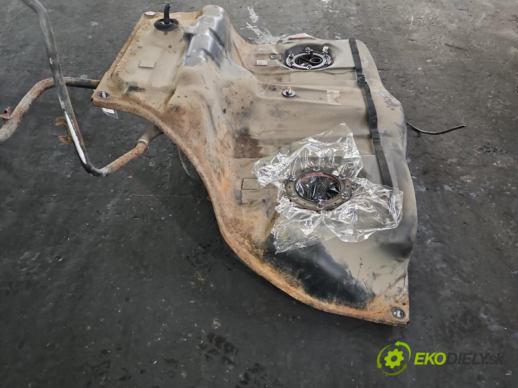 Mercedes S W221 2005-2013 5.5 V8 387KM automatic 285 kW 5462 cm3 4- Nádrž: paliva  (Nádrže)