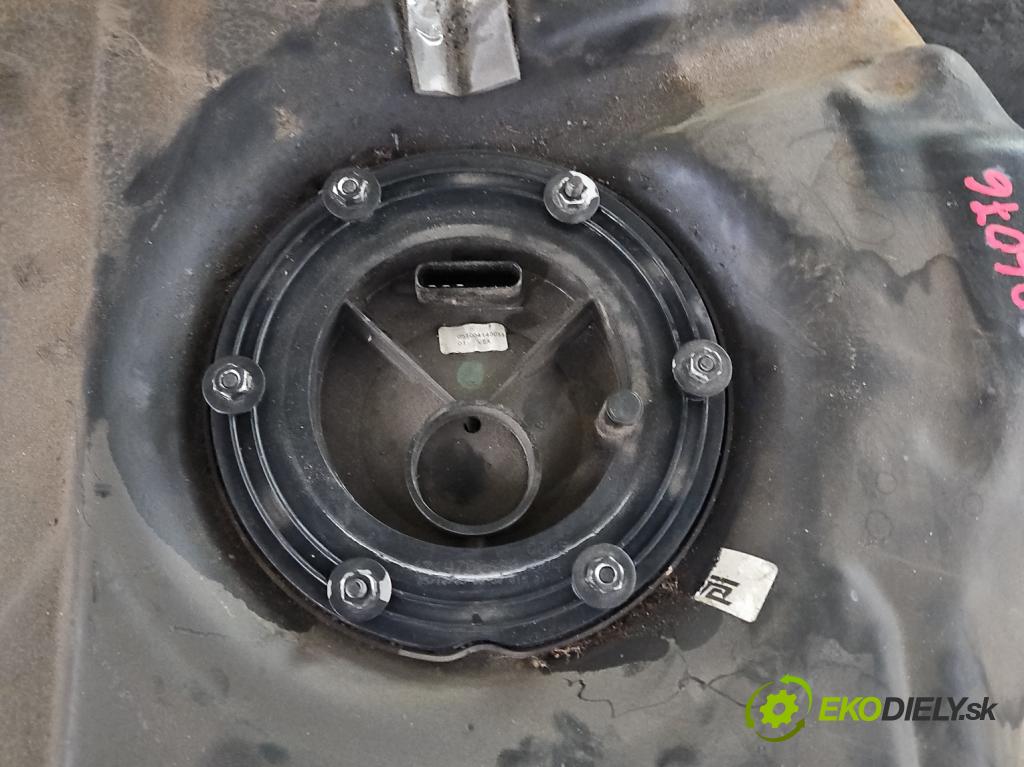 Mercedes S W221 2005-2013 5.5 V8 387KM automatic 285 kW 5462 cm3 4- Nádrž: paliva  (Nádrže)